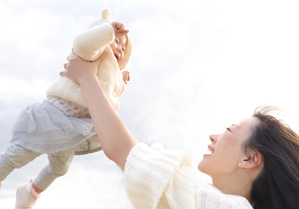 子どもを抱き上げる母親