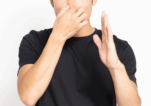 においを感じる男性