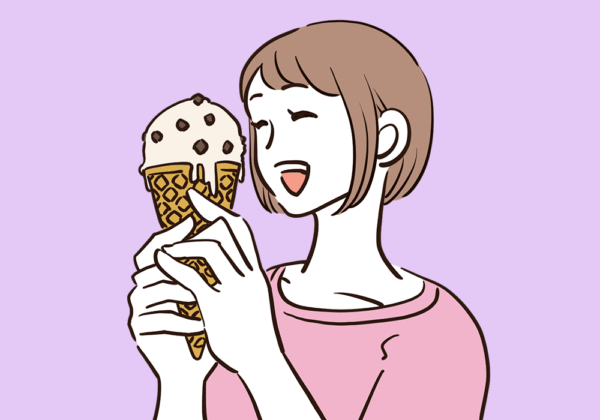 アイスクリームを食べる女性